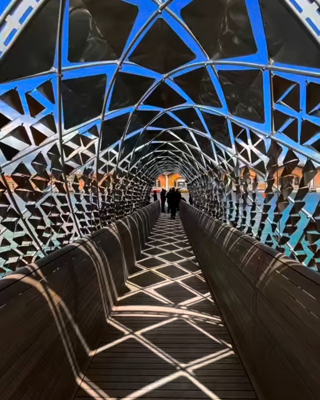 ✨ L'attesa è finita! La Biennale Architettura 2025 ha aperto i battenti a Venezia! ✨
Le calli e i canali vibrano di nuove energie creative. I padiglioni dei Giardini, dell'Arsenale e l'intera città lagunare si trasformano in un palcoscenico effervescente di idee, installazioni sorprendenti e prospettive innovative.