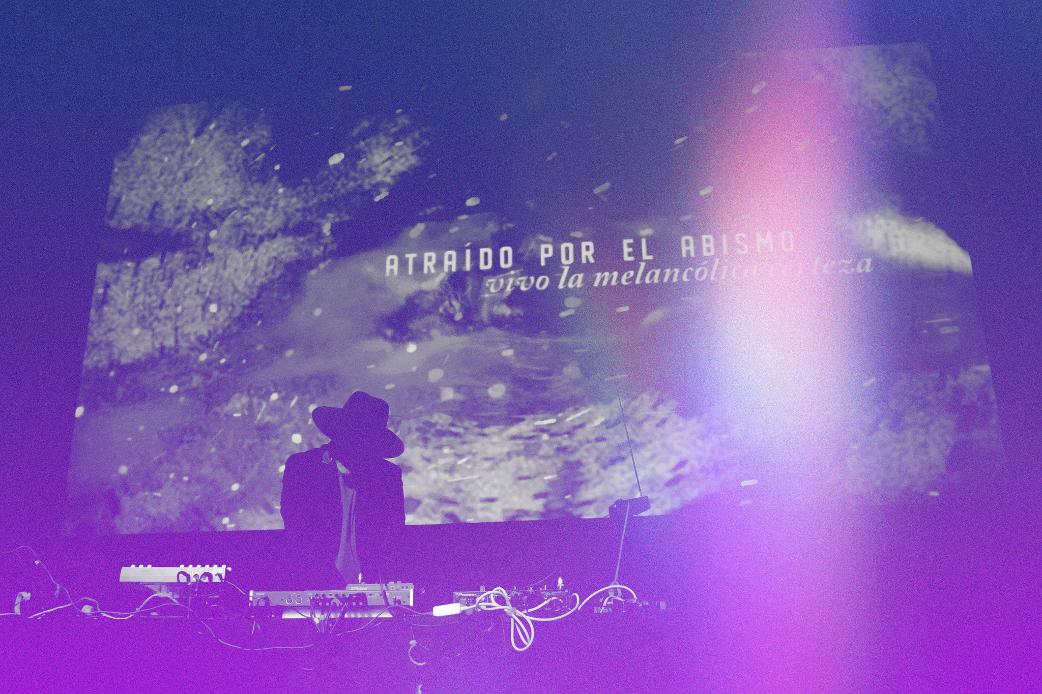 Soñar el sonido es,
de alguna manera, hacerlo tangible.
Las notas que suenan en la cabeza,
aunque solo vivan allí, ya existen.
No porque nadie más las escuche
significa que sean ilusiones.
Soñar el sonido es darle cuerpo, darle forma.
Es hacer real ese sueño de notas, beats y texturas.
Cuando un texto me atrapa,
el sonido empieza a vivir en mí.
Y qué proceso más hermoso: dejarlo fluir, dejarlo ser…
hasta que se convierte en eso que resuena más allá de mí.
En el escenario. Ese lugar sonoramente sagrado,
donde el sueño se activa
y el tránsito de la palabra a la música se completa.