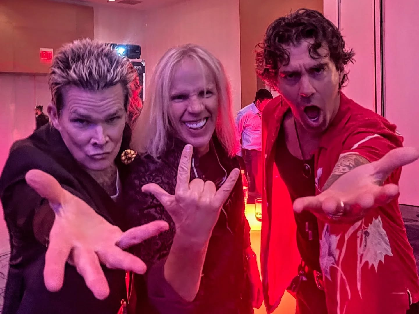 Just landed in Nashville after spending the bulk of the last 3 weeks on the road with my #Sixwire brothers. Finished up with a great show last night in Denver with these two awesome artists and friends, #MarkMcGrath (Sugar Ray) and #ZacBarnett (American Authors) plus #UncleKracker. Had a blast on the run but it's sure good to be home! And thanks @southwestair for another excellent ride!
*
*
*
#Sixwire #Tour #Denver #DEN #BNA #Nashville #MusicCity #Bass #BassPlayer #Musician #Lakland #LaklandBass #Aguilar #AguilarAmp #DRStrings #EliteCore #Line6 #Pedalnetics