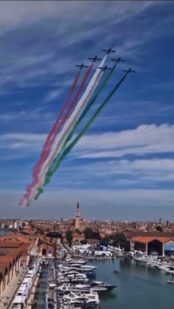 Il Salone Nautico di Venezia.
Porta in Laguna gli autentici gioielli del mare.
Nel cuore di Venezia, simbolo della Repubblica Serenissima, l'Arsenale di Venezia diventa il palcoscenico ideale per accogliere l'eccellenza.
Un'esperienza avvolgente e immersiva per chi ama il mare e la nautica.