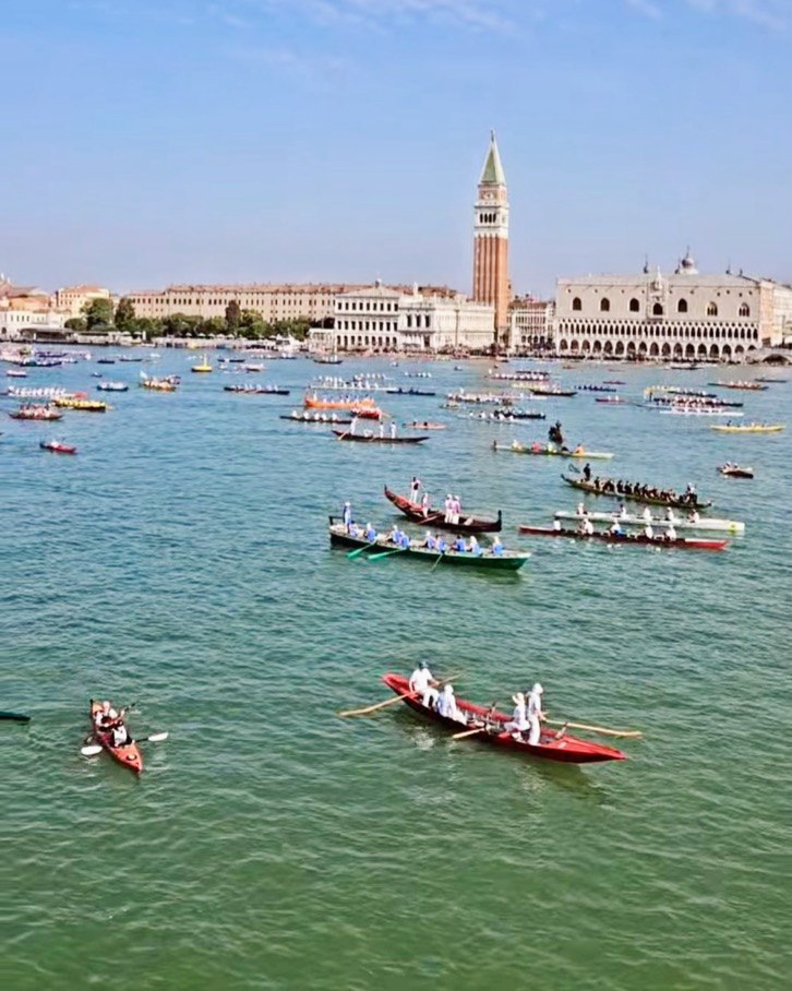 ?? Vogalonga è un atto d’amore per Venezia e le sue isole, un viaggio non competitivo che celebra la bellezza e la tradizione della città. ❤️
?? Vogalonga is an act of love for Venice and its islands — a non-competitive journey that celebrates the beauty and tradition of the city. ❤️