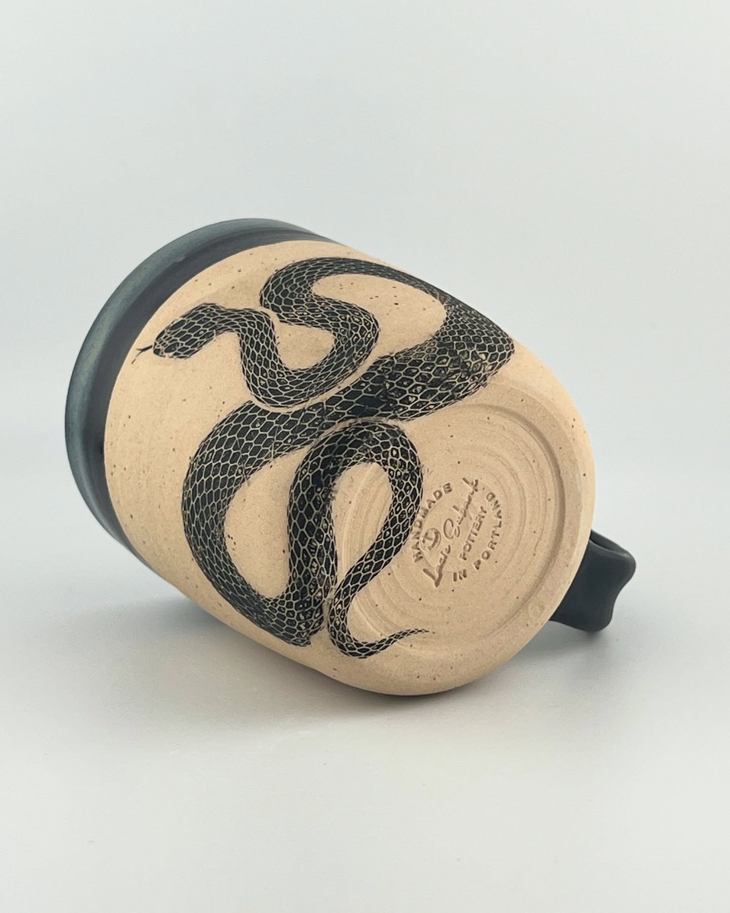 Ugh sorry about photo differences. Instagram is doing it automatically and I can’t seem to correct it. Only to random photos! 🤯 oh well. This mug is Roo clay with Sarin Black glaze. The top is then dipped in Jade Moss. The snake is a transfer from @elantransfers Such fun!