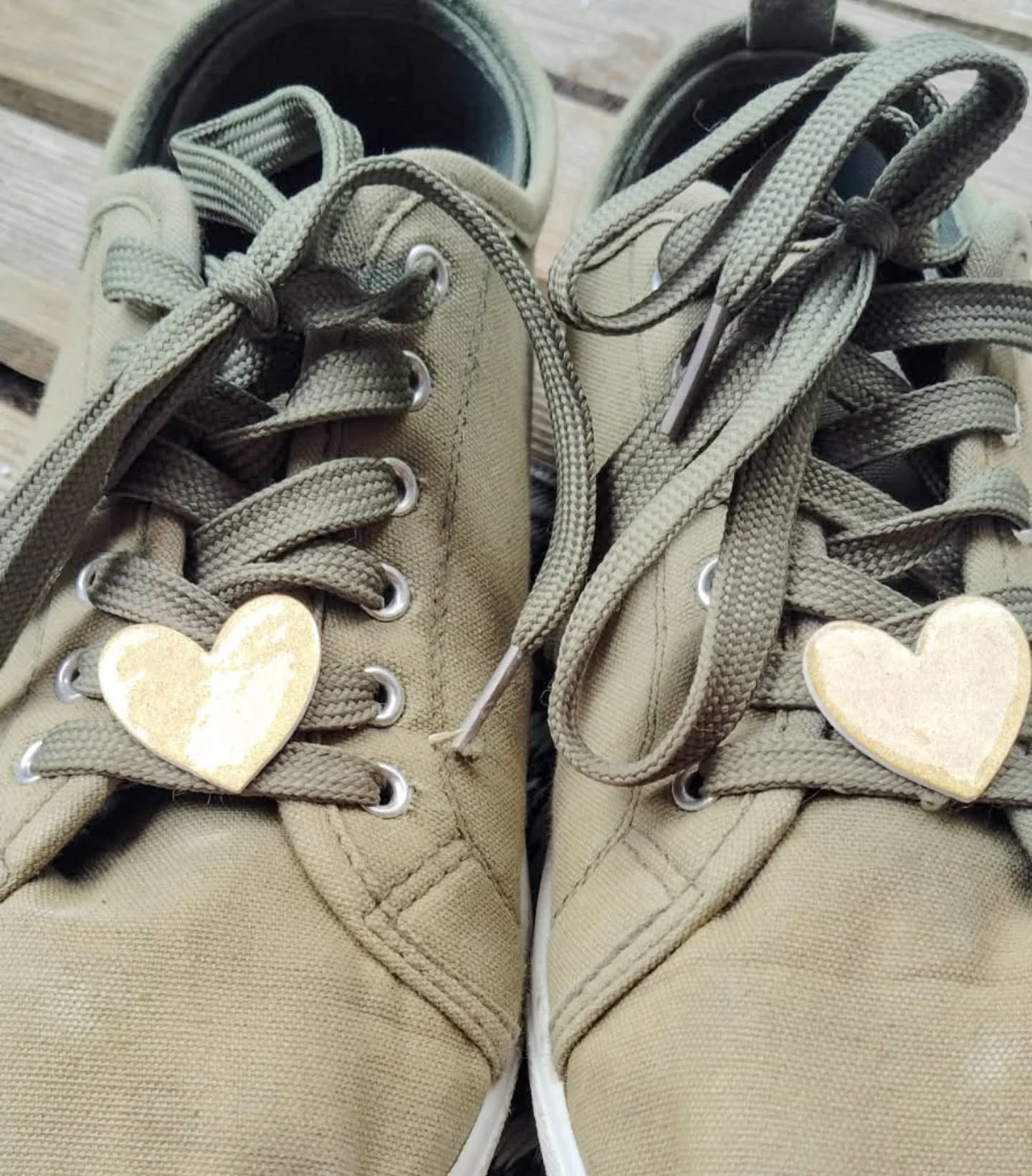 Les clips à chaussures.
Autre nouveauté qu'il me tenait à ❤️ de vous proposer !
Au tout début de mon entreprise, j'avais confectionné des clips à chaussures en tissu.
15 ans après je vous propose une gamme fidèle à mes envies, et mes valeurs, réalisée en papier et cartonnette partiellement recyclés.
De jolis cœurs à venir clipper sur vos lacets de chaussures pour donner cette petite touche qui fera la différence à votre tenue.
Et c'est sur la Japan Tours, (dernier jour) que vous pourrez retrouver tous les modèles disponibles !
Vous aimez ce genre d'accessoires ?
#mylet1creations #bijouxenpapier #clipschaussures #indre-et-loire #japantoursfestival