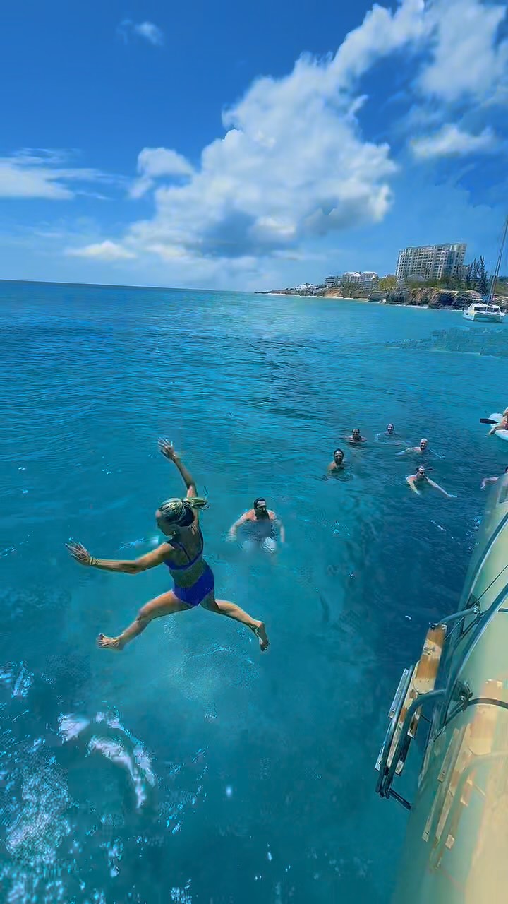 Smiles, sunshine, and splash landings at Mullet Bay! ?☀️
Whether you’re five or fifty, jumping off the boat never gets old.
#SailThePhoenix #FamilyFunOnBoard #MulletBayMoments