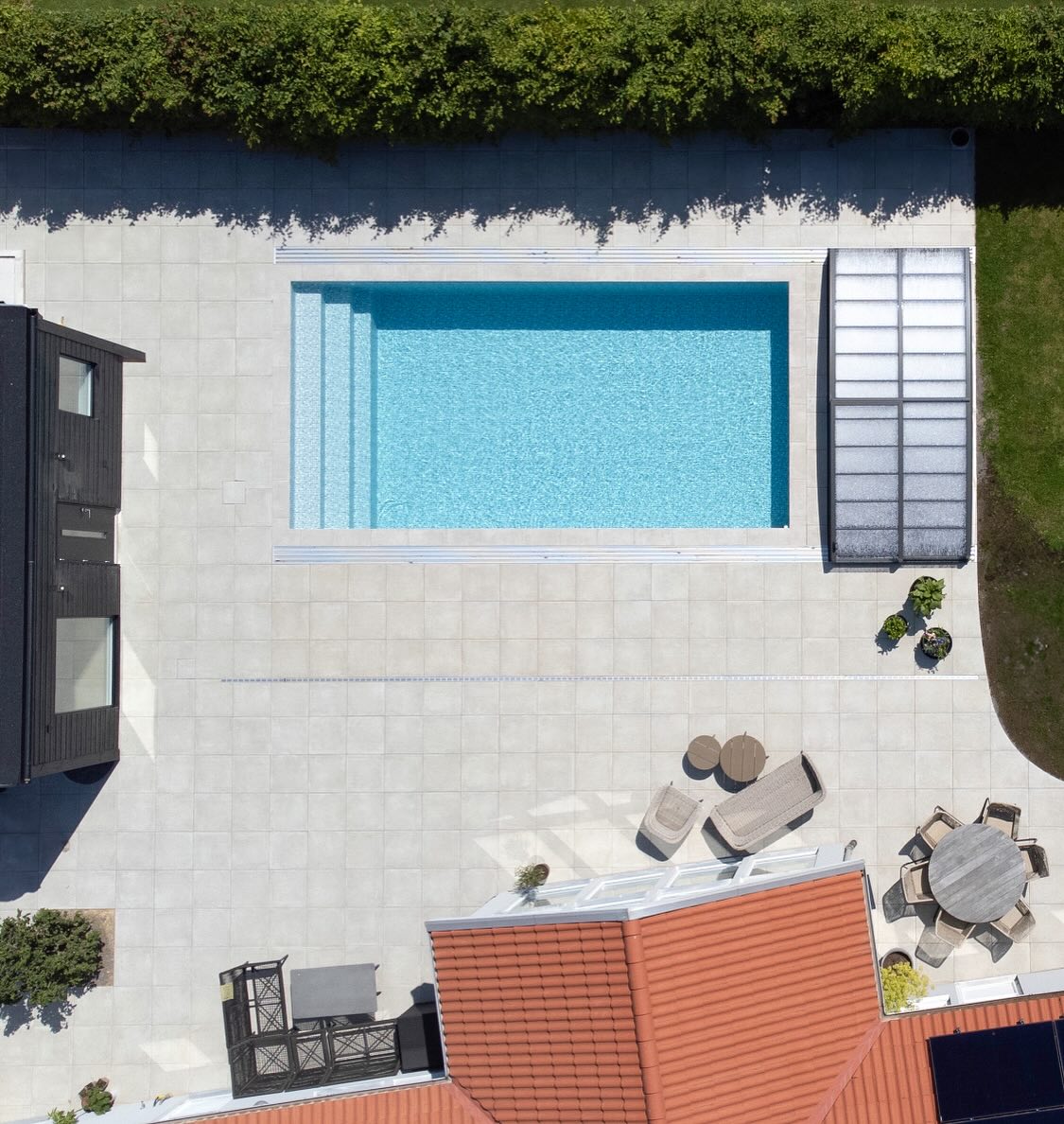 En vacker pool omgiven av exklusiv granitkeramik. H