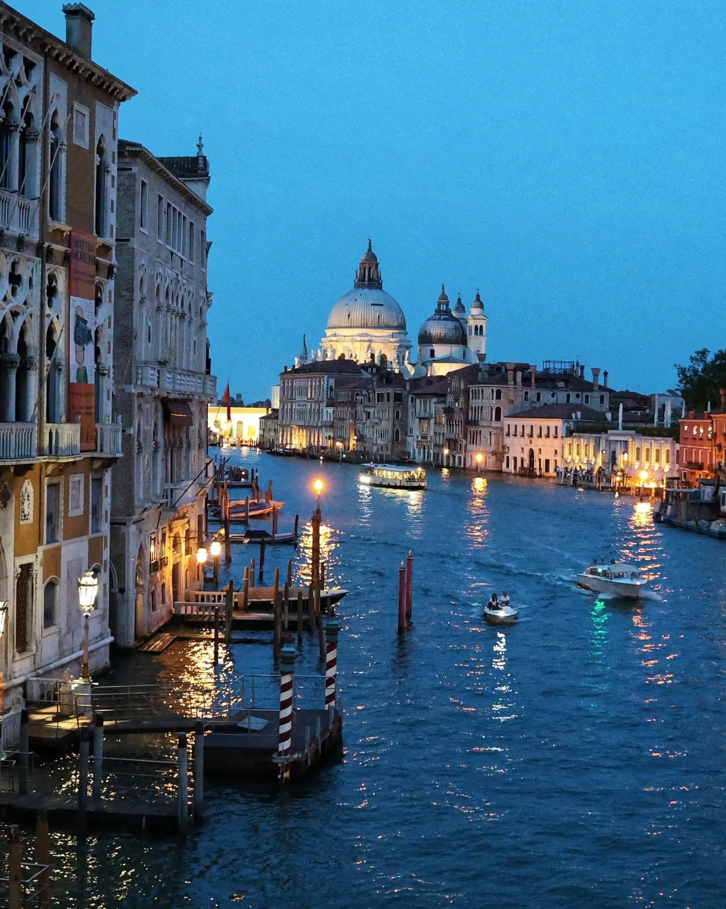 ?? Quando il sole cala sul Canal Grande e i riflessi accarezzano la pietra antica, Venezia rivela il suo lato più segreto.
Tra arte senza tempo e silenzi dorati, ogni scorcio diventa poesia.
Soggiorna dove la bellezza si fonde con la quiete.
Nel cuore della città, in un luogo dove tutto parla di eleganza, discrezione e autenticità.
?? When the sun sets over the Grand Canal and reflections caress the ancient stone, Venice reveals its most secret side.
Between timeless art and golden silences, every corner becomes poetry.
Stay where beauty meets stillness.
In the heart of the city, in a place where everything speaks of elegance, discretion, and authenticity.