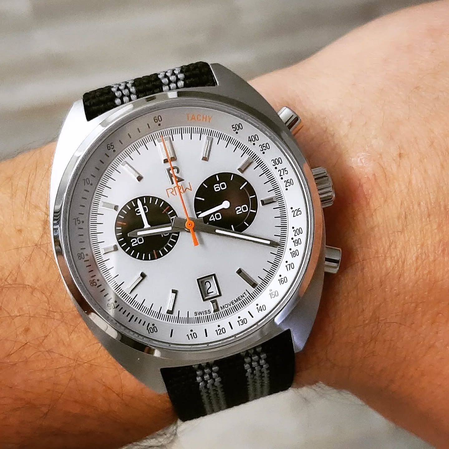 CLASSIC DRIVER – L’allure vintage. L’instinct mécanique.
Inspirée des compteurs des voitures de course d’époque, la Classic Driver ne joue pas au faux rétro.
Elle l’est. Dans sa forme. Dans son cadran. Dans son ADN.
Un diamètre de 44 mm qui impose.
Un verre saphir pour encaisser.
Et un mouvement suisse Ronda 5021.D : deux compteurs, zéro superflu, 100 % efficace.
Pas là pour briller sous les projecteurs.
Plutôt pour ceux qui préfèrent les routes secondaires.
Classic Driver. Pour les amateurs de belles mécaniques.
#RRWTime #ClassicDriver #VintageRacing #NeoRetroStyle #ItsOnlyYourNextWatch #WatchAddict #SwissDesign #ChronoVibes