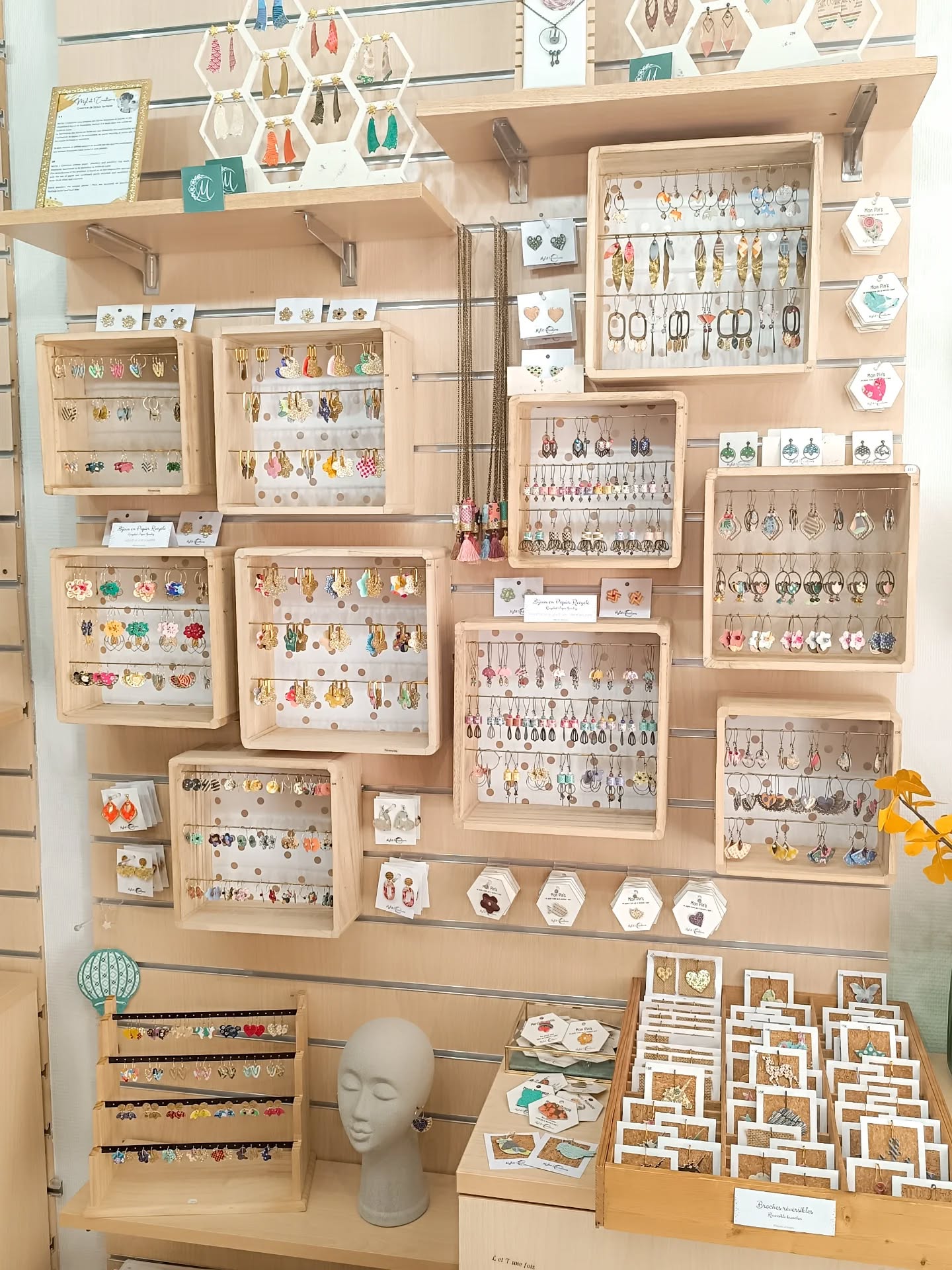 Réassort et Nouveautés.
Je suis passée chez @apostrophe_creation_artisanat faire le plein de bijoux !
Vous pouvez dès aujourd'hui retrouver de nouveaux coloris dans vos modèles préférés et découvrir quelques nouveautés !
#mylet1creations #bijouxenpapier #bouclesdoreillesaddict #madeintouraine #chateaudelangeais