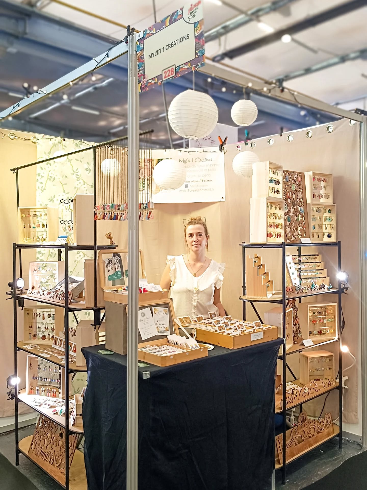 Japan Tours Festival 2025.
C'est parti pour 3 jours d'expo !
Après de longues semaines à bosser sur cette grosse expo, de nombreux imprévus, et de stress, enfin on y est !
Un bel espace, une installation réfléchie et optimisée, des nouveautés, je suis impatiente d'échanger avec vous qui franchirez le Hall B du parc des expos de Tours !
Vous me retrouverez à l'emplacement 228, près de la scène tradition.
Un beau we en perspective !
#mylet1creations #japantoursfestival #bijouxenpapier #bouclesdoreillesaddict