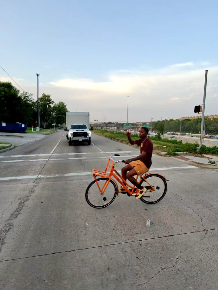 Don’t miss out on the fun!! 🚲💨
Submit your songs 🎶
Stop for food or drinks 🍹 
Cruise the city at night with lights 🌙
Link in the bio to host a private ride or join a public ride!