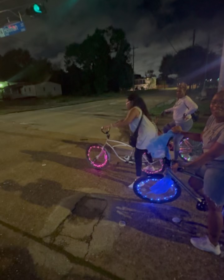 Tonight is the night!! At 7pm Pull up to 📍@3rdwardtours for the #NewOrleansBounce 💃🏾🕺🏽#NightLightBikeRide as we cruise around the city of #Houston 
Swipe through to see all the fun you can having riding bikes and Listening to music 🎶 
Link in the bio to reserve your bike rental or bring your own