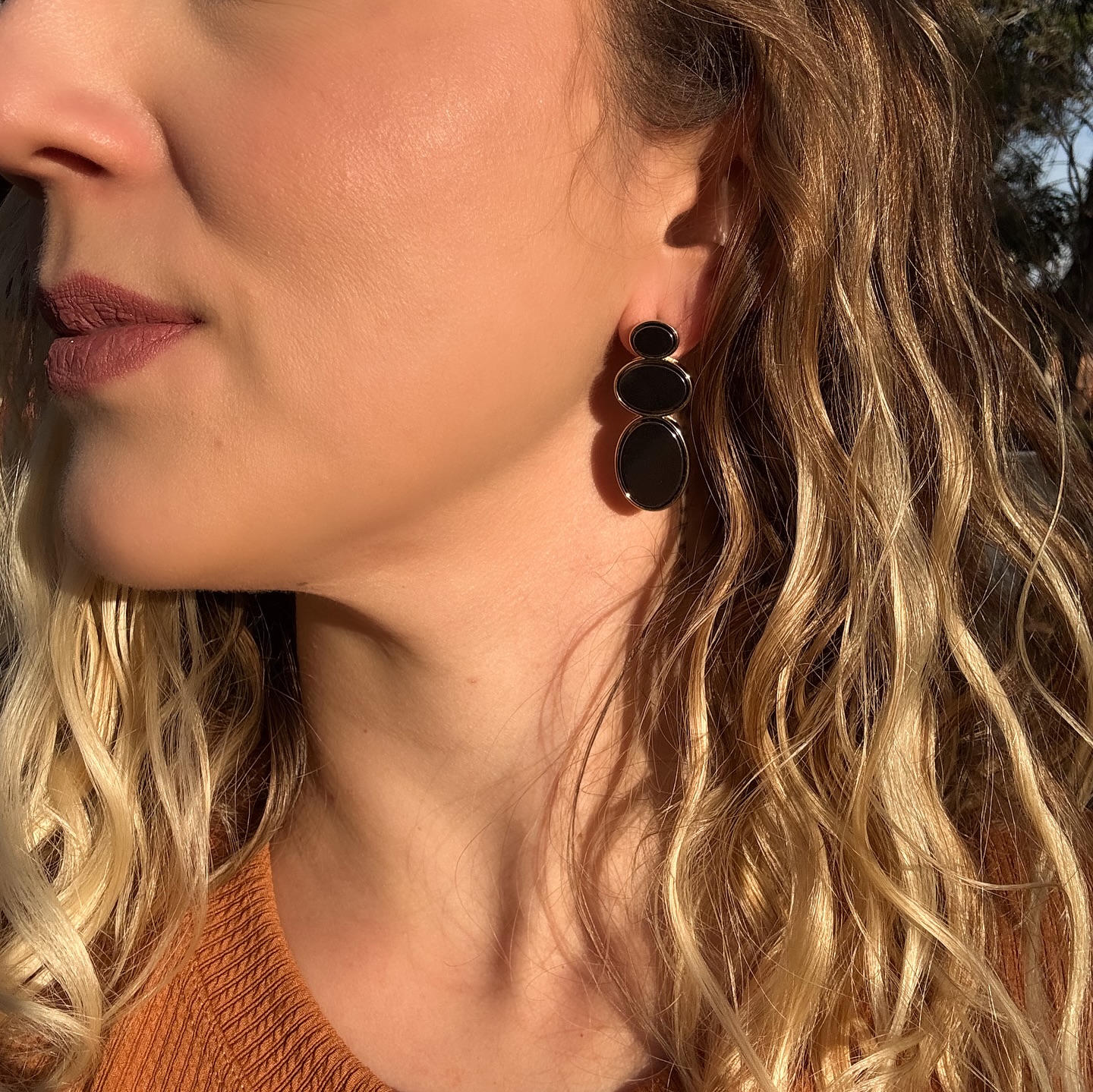 A beleza está nos detalhes 💖
Um brinco poderoso. Um toque de brilho. Uma versão sua mais confiante.
Já se presenteou essa semana? ✨