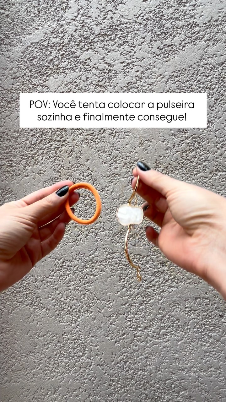 Já ficou horas tentando colocar uma pulseira sozinha? 😅
Esse truque aqui vai mudar sua vida (e ainda vai te deixar linda ✨).
Dá o play e salva pra testar depois! 
⠀
🛍 Pulseiras disponíveis no nosso site – link na bio
#PulseiraSozinha #TruqueDeEstilo #DicaDeBeleza #AcessóriosFemininos