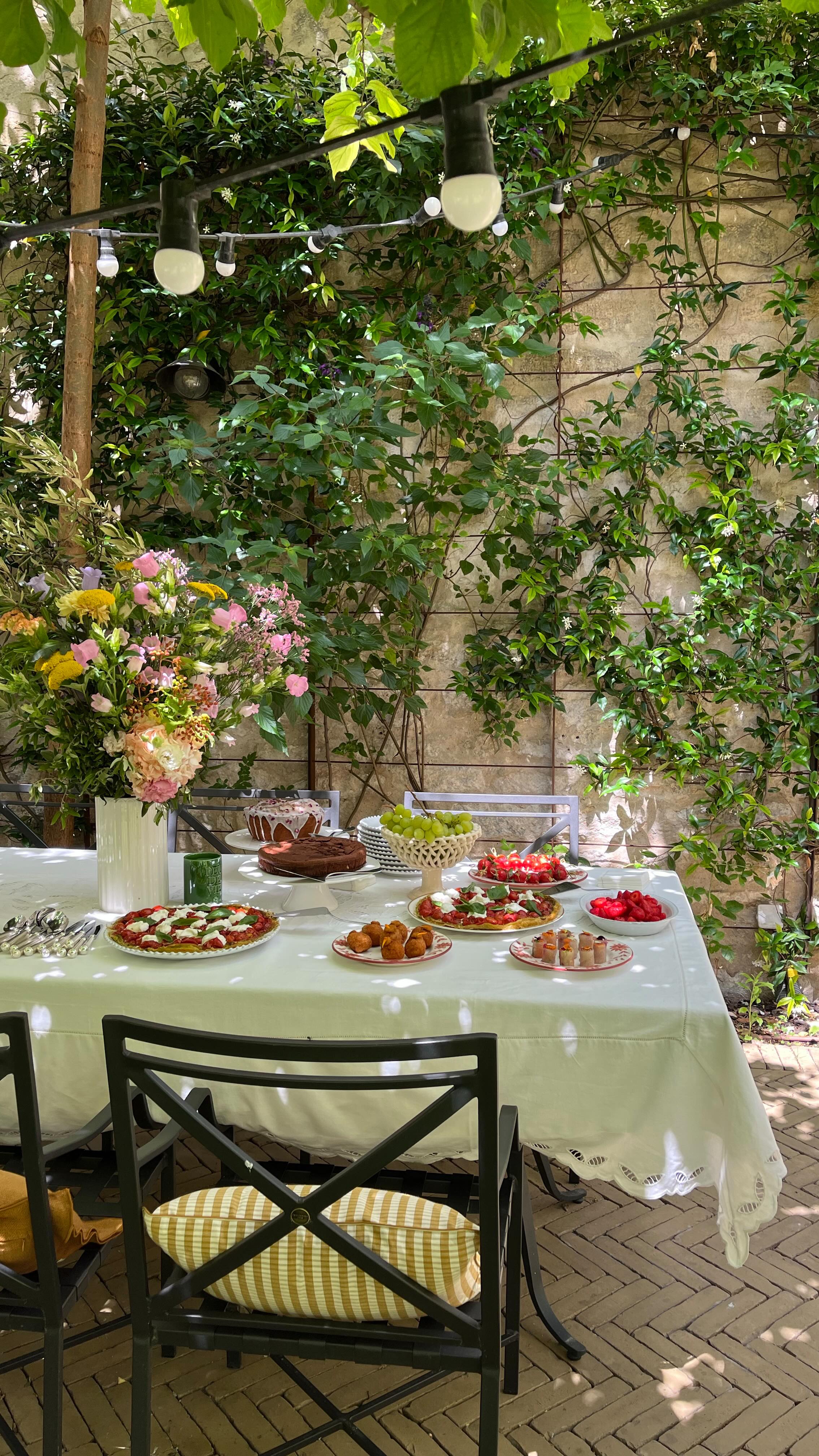 We asked Katie which three scents she’d choose for the dreamiest garden party, and her picks did not disappoint: Citronella to keep the bugs at bay, Meadow for that fresh, green aroma, and Lavender for a calming touch. 🌿🌸 What would yours be?