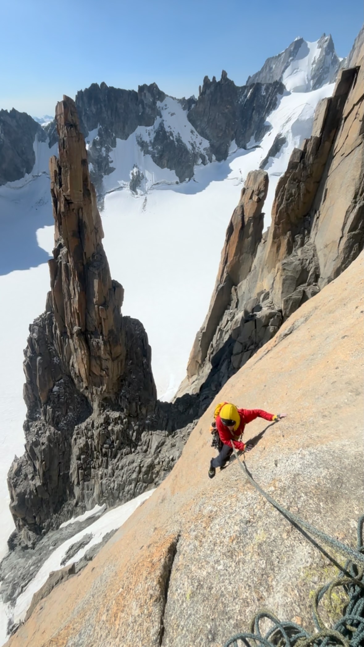 The Grand Capucin holds some of the highest quality granite rock climbing in the Mont Blanc massif. Here’s @willruppy styling out some fancy footwork on the classic Voyage Selon Gulliver. Every pitch is excellent, climbing up to 7b and even has a few fun pendulums too.
@mountainequipment