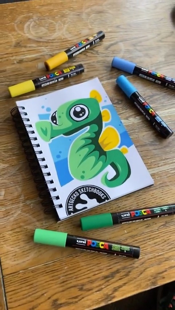 Join our friend @korporate creating this colourful seahorse with his go to POSCA Pens ? Here, Korp is using the A5 Freestyle Sketchbook whilst on the go in a coffee shop ?☕ who doesn't love sketching on the go - especially if it involves a good coffee, are we right?!
Comment below your go to sketch spot when out and about ?
#artgeckosketch #posca #sketchbook #sketching #korporate #thekorpacademy #cartoon #paintmarkers #coffeeshoplife
