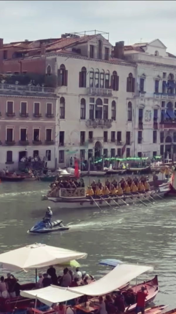 ?️ Le immagini di oggi ci raccontano una Venezia viva, autentica, che ha fatto sognare chi ha assistito alla Regata Storica.
? La forza dei vogatori, i colori delle gondole, l’applauso del Canal Grande: un’esperienza che resta impressa.
✨ Non perderti la prossima edizione: prenota ora il tuo soggiorno a Venezia e vivi tutto questo da vicino.
?️ Today’s footage shows us a living, authentic Venice that enchanted everyone at the Historical Regatta.
? The strength of the rowers, the colors of the gondolas, the applause along the Grand Canal: an experience that leaves a lasting mark.
✨ Don’t miss the next edition: book your stay in Venice now and live it up close.
