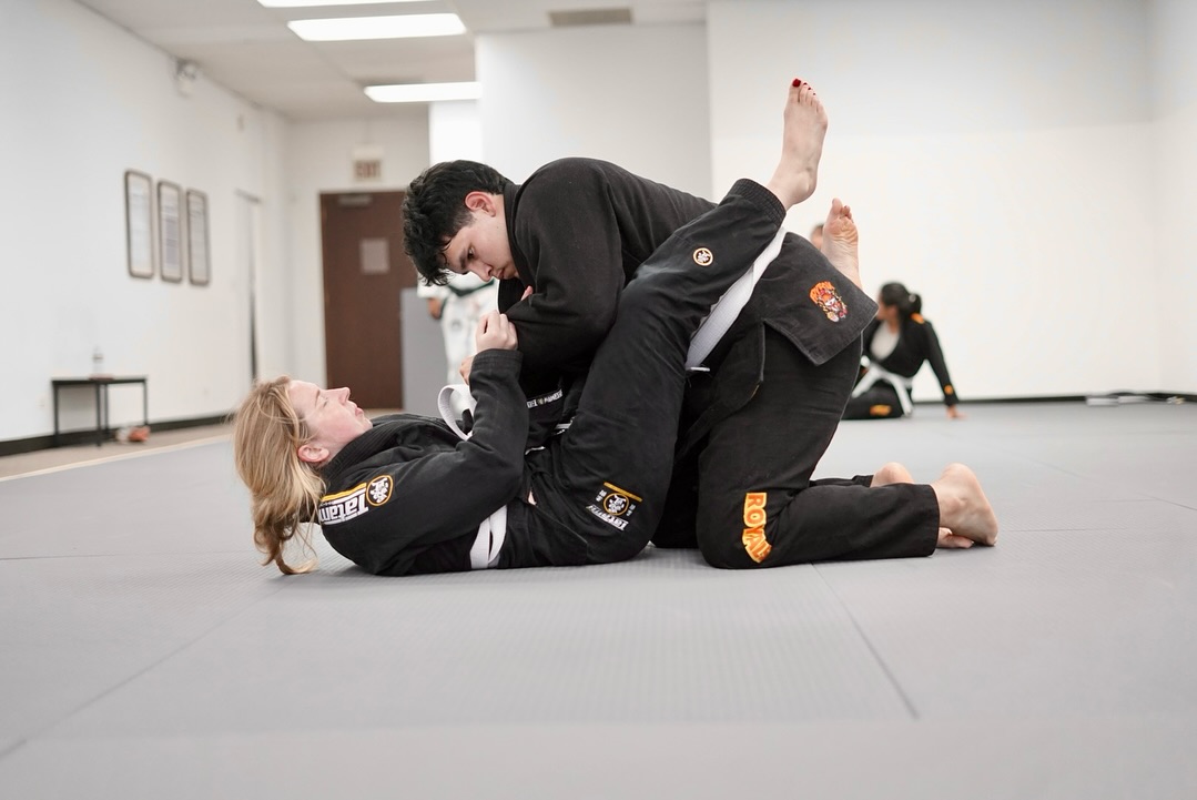 Looking for adult Jiu Jitsu classes in Chicago? 🥋
At Artistic Jiu Jitsu School, our training is perfect for beginners and experienced students who want to:
✔️ Learn Brazilian Jiu Jitsu step by step
✔️ Improve fitness, strength, and flexibility
✔️ Gain confidence and practical self-defense skills
✔️ Join a friendly and motivating community
📍 Location: 4413 W Lawrence Ave, Chicago IL 60630
📞 Call/Text: (773) 216-9053
🌐 Learn more: artisticjj.com
Start your Jiu Jitsu journey today! 💪
#AdultJiuJitsu #BJJChicago #MartialArts #albanyparkchicago #jiujitsu