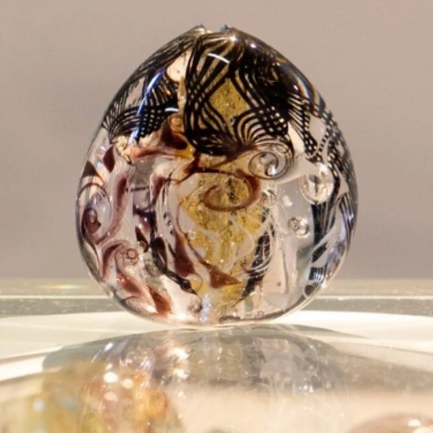 A Venezia, ogni riflesso racconta una storia.
Come il vetro di Murano che, nelle mani dei maestri artigiani, si trasforma da materia fragile a pura bellezza, così la città rivela la sua anima luminosa tra calli e canali.
Durante The Venice Glass Week 2025, l’incanto del vetro e lo splendore di Venezia si intrecciano in un dialogo fatto di luce e arte senza tempo.
? Dopo aver ammirato le meraviglie della città, ti aspettiamo nel nostro boutique hotel: un luogo intimo ed elegante dove vivere Venezia con il comfort che meriti.
? Prenota ora il tuo soggiorno e lasciati avvolgere dalla magia dei suoi riflessi.
In Venice, every reflection tells a story.
Like Murano glass that, in the hands of master artisans, transforms from fragile matter into pure beauty, the city reveals its luminous soul through alleys and canals.
During The Venice Glass Week 2025, the enchantment of glass and the splendor of Venice intertwine in a dialogue of light and timeless art.
? After admiring the wonders of the city, we welcome you to our boutique hotel: an intimate and elegant place where you can experience Venice with the comfort you deserve.
? Book your stay now and let yourself be enveloped by the magic of its reflections.