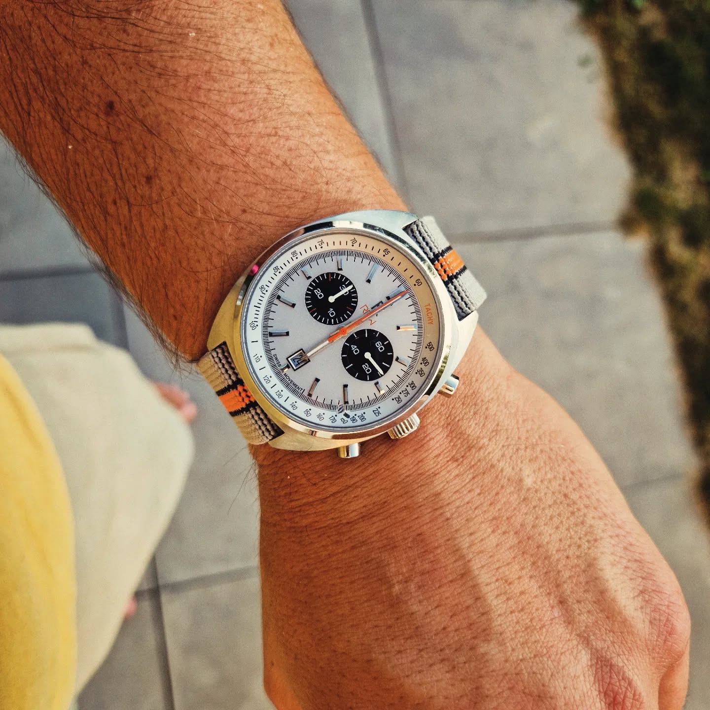 CLASSIC DRIVER – L’allure vintage.
Inspirée des compteurs des voitures de course d’époque, la Classic Driver ne joue pas au faux rétro.
Elle l’est. Dans sa forme. Dans son cadran. Dans son ADN.
Un diamètre de 44 mm qui impose.
Un verre saphir pour encaisser.
Et un mouvement suisse Ronda 5021.D : deux compteurs, zéro superflu, 100 % efficace.
Pas là pour briller sous les projecteurs.
Plutôt pour ceux qui préfèrent les routes secondaires.
Classic Driver. Pour les amateurs de belles mécaniques.
#RRWTime #ClassicDriver #VintageRacing #NeoRetroStyle #ItsOnlyYourNextWatch #WatchAddict #SwissDesign #ChronoVibes