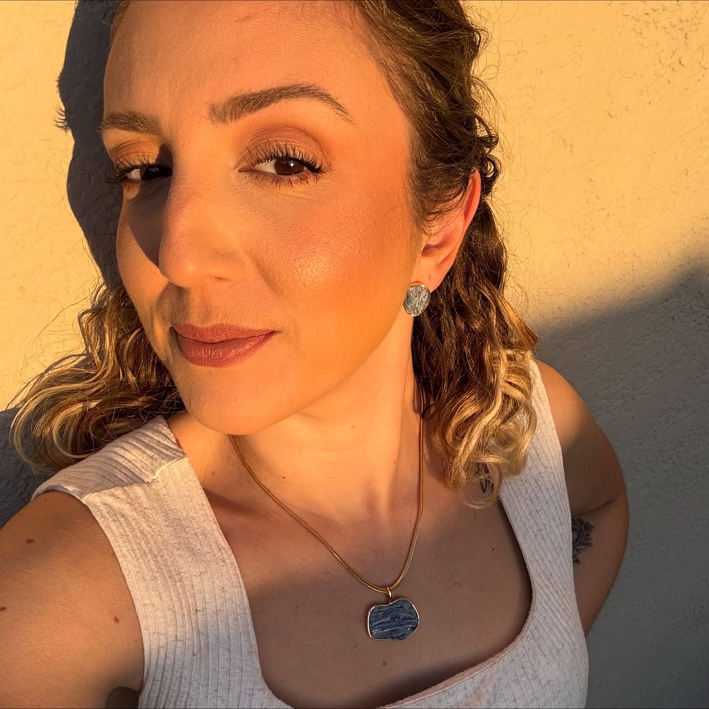 💙 A Cianita Azul é conhecida como a pedra do equilíbrio e da proteção. 
Um conjunto que une elegância, sofisticação e energia positiva em cada detalhe. ✨
👉 Garanta o seu e leve essa energia com você!