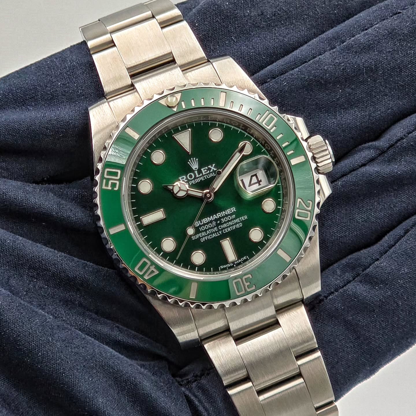 #hulksmash
The Rolex Submariner with the green dial and bezel is known as THE HULK.
This discontinued model is extremely sought after and a coveted collector's piece.
This specific piece is dated 2016 and comes as a full set.
Reach out to me if you ever have a question or want to know more about this piece!
#thechronoreserve #hulk #rolexhulk #Submarinerhulk #greensubmariner