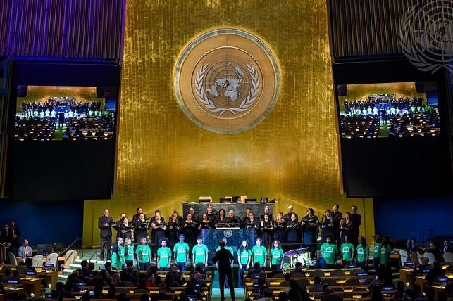 𝗥𝗘𝗖𝗘𝗡𝗧 𝗛𝗔𝗣𝗣𝗘𝗡𝗜𝗡𝗚𝗦 🇺🇳
Under our non-profit, Met Chorus Artists, Inc., members of the chorus sang as part of the 80th Anniversary of the United Nations last Monday. Accompanied by Howard Watkins, our Chorus Director, Maestro Tilman Michael, conducted us along with members of the @singforhope Youth Chorus in singing Pēteris Vasks’ “The Fruit of Silence." This piece extolls the virtues of service and peace in through the words of Mother Teresa. May her words echo through the halls of the UN and throughout the world: “The fruit of silence is prayer, the fruit of prayer is faith, the fruit of faith is love, the fruit of love is service, the fruit of service is peace.”
🕊️
Thank you to all those who were present at this event, and to the President of General Assembly, Annalena Baerbock, for inviting us to sing for this momentous occasion! 
Photo Credit: Loey Felipe and Mark Garten / United Nations