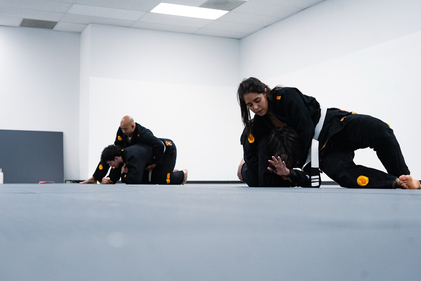 Our Adult Jiu-Jitsu classes are designed for all levels — whether you’re a complete beginner or an experienced athlete.
✅ Improve strength, flexibility, and endurance
✅ Relieve stress while learning valuable skills
✅ Train in a supportive, family-friendly environment
✅ Join a community that pushes you to be your best
📍 Located in Mayfair, 4413 W Lawrence Ave, Chicago IL 60630
📅 Classes Monday–Friday
💪 First trial class is FREE – come give it a try!
👉 Send us a message today to book your spot.
Let’s roll and grow together on the mats!
#jiujitsu #martialart #chicago #bjj