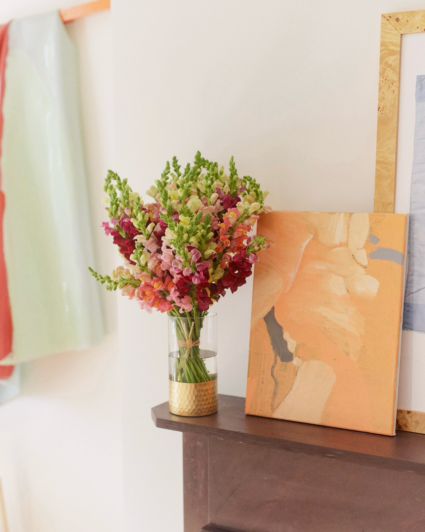 Did you know? 🌸 Snapdragons were once thought to bring protection. Today, they symbolize strength, positivity, and joy. Just like our Liana bouquet.
#snapdragon #falldecor #odealarose #positivity