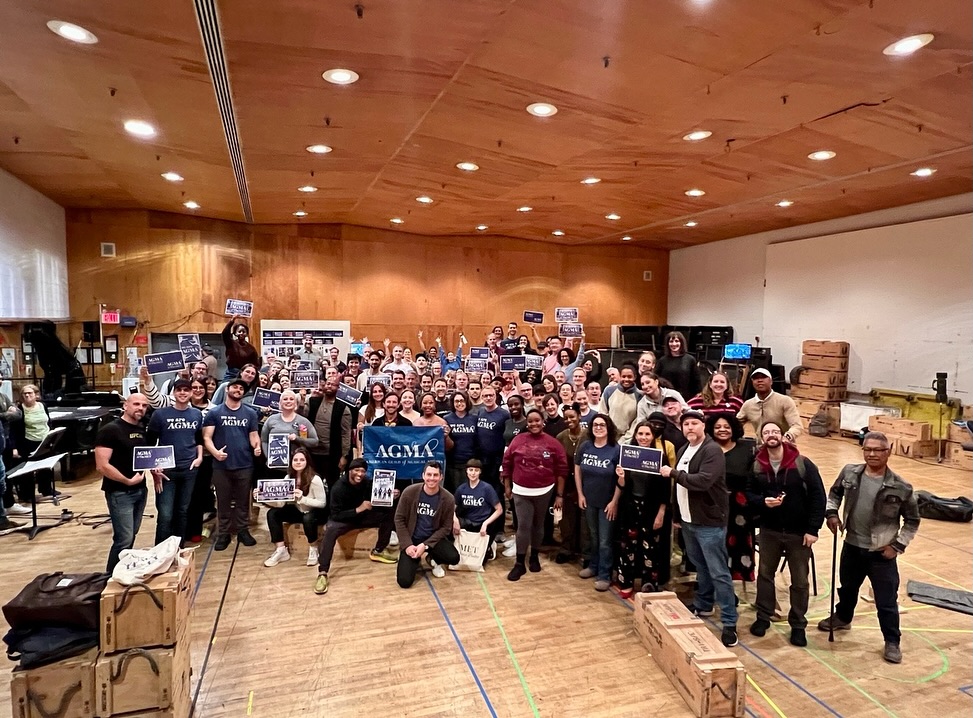 𝗨𝗡𝗜𝗢𝗡 𝗦𝗧𝗥𝗢𝗡𝗚 🩰
The Artists of the Met stand with the AGMA Dancers and Stage Managers at New York City Ballet, who have shown inspiring solidarity as they fight for a fair contract — a contract that protects their health and wages that reflect NYC’s skyrocketing cost of living.
Please follow @dancersofnewyorkcityballet for more updates and join us in solidarity with our friends and colleagues across the plaza. 
For more information on their fight and cause, head to @musicalartistsunion's website to read their open letter to NYCB Management.
#nycballet #unionstrong #metopera #lincolncenter