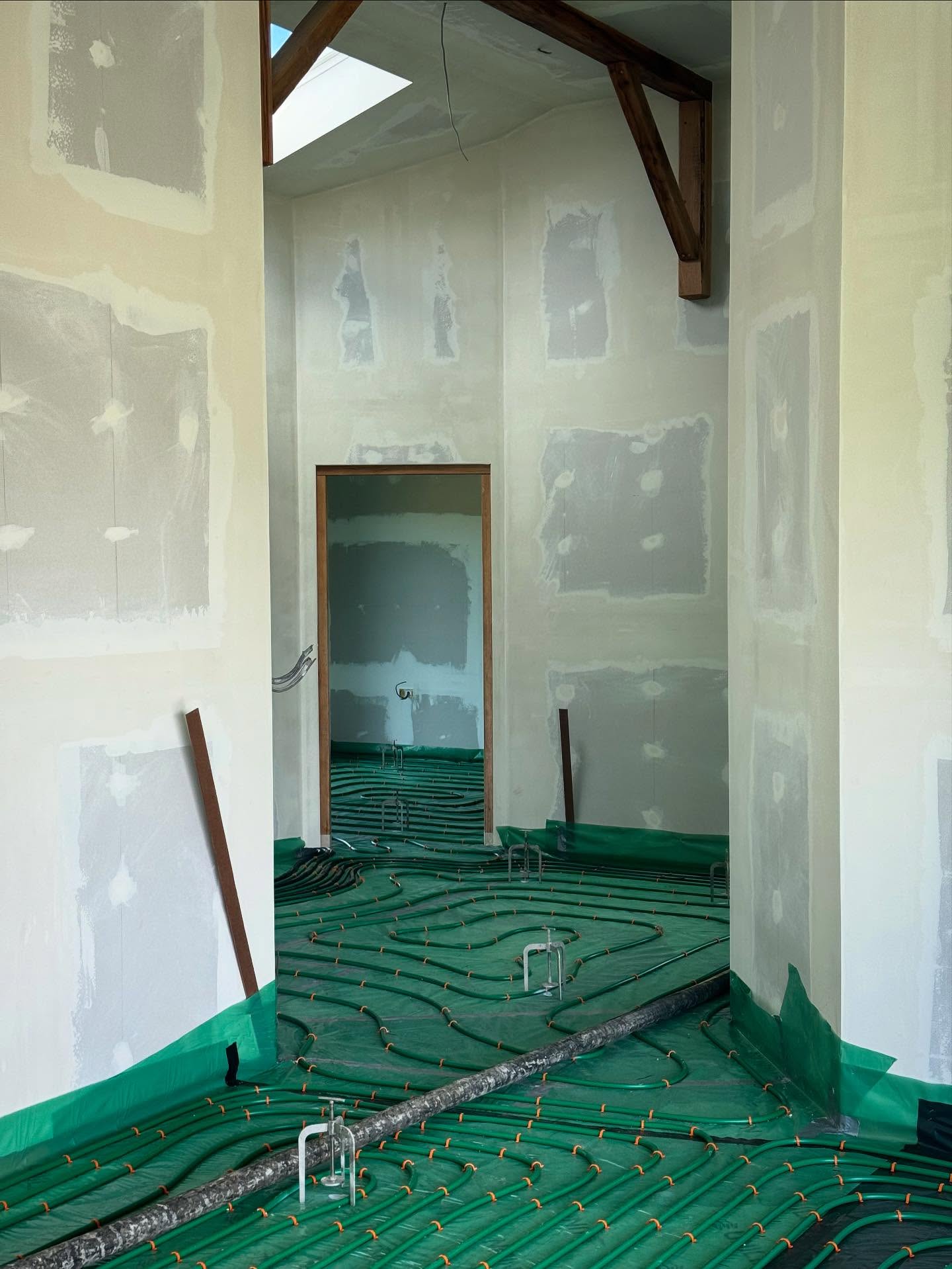 Early start in Bradworthy, Devon.
200m² of Cemfloor C30 liquid screed laid at 50mm depth, supplied by @macplant_construction_ltd
This stunning new build had a great prep setup, making for a smooth, even pour throughout — now ready for the final floor finish.
📍 Bradworthy, Devon
200m² @ 50mm
Cemfloor C30 @cemfloorbymcgraths
Supplied by @macplant_construction_ltd
#liquidscreed #cemfloor #bradworthy #devonconstruction #modernhome #flooringcontractor #southwestbuilders #screeding #screedingcontractor #sbscreeding #stonebuildingltd #cleanworksite #constructionsouthwest #macplant