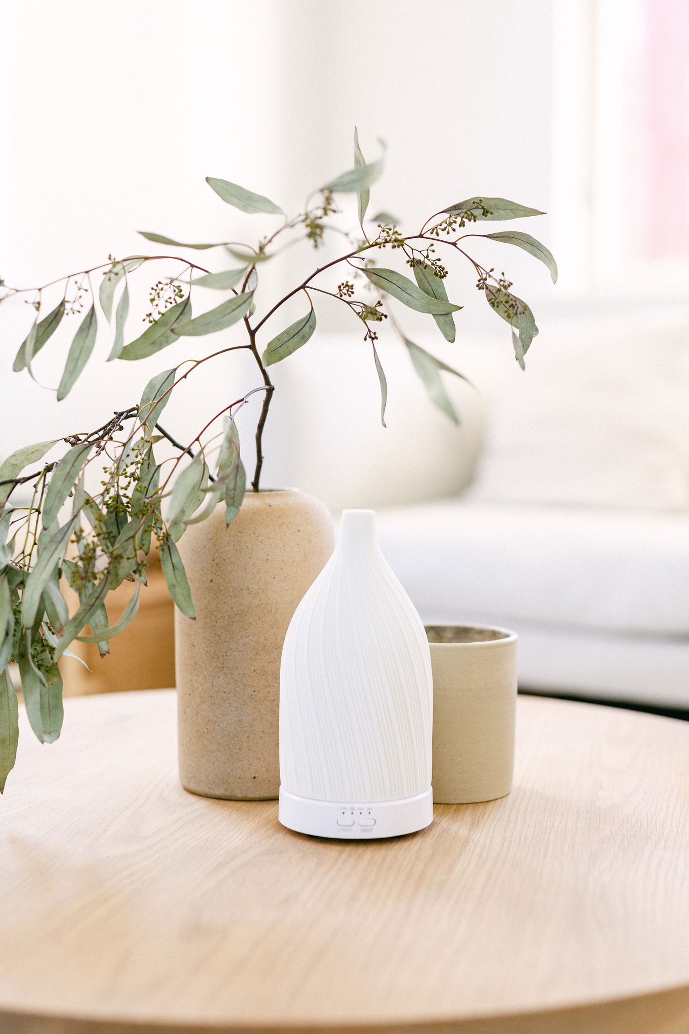 You know that “wow, it smells amazing in here” moment? Katie’s secret is scent layering 🌿
She starts with her favourite oil diffusing in the main space, adds a few spritzes of room spray for that instant refresh, and finishes with a touch of essential oil on dryer balls or cleaning cloths. Cozy, effortless, and so good. 🍂
