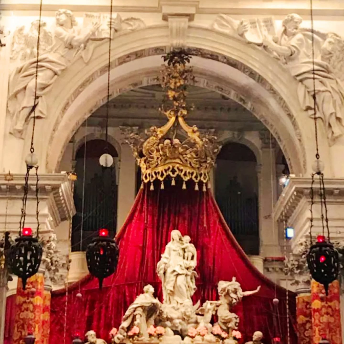 ?? Ogni novembre Venezia rinnova un rito che parla di fede, memoria e tradizione: la Festa della Madonna della Salute.
Le calli profumano di dolcetti, il ponte di barche attraversa il Canal Grande come un abbraccio alla città, e migliaia di candele illuminano la basilica in un silenzio carico di emozione.
Per i veneziani è un voto antico.
Per chi arriva da fuori, è un invito a scoprire la Venezia più autentica, quella che non appare nelle guide ma vive nei gesti e nei sapori… come la castradina che riempie le tavole di famiglia.
Dal nostro boutique hotel potete vivere questo momento unico nel cuore della città, tra arte, storia e accoglienza.
Prenotate il vostro soggiorno e fatevi avvolgere dalla magia della Salute.
?? Every November, Venice renews a tradition that speaks of faith, memory, and devotion: the Feast of the Madonna della Salute.
The streets fill with the scent of sweets, the floating bridge embraces the Grand Canal, and thousands of candles illuminate the basilica in an atmosphere of deep emotion.
For Venetians, it is an ancient vow.
For visitors, it’s an invitation to discover the most authentic Venice—the one that lives in gestures, flavors, and family traditions like the famous castradina.
From our boutique hotel, you can experience this unique moment in the heart of the city, surrounded by art, history, and warm hospitality.
Book your stay and let yourself be embraced by the magic of the Salute.