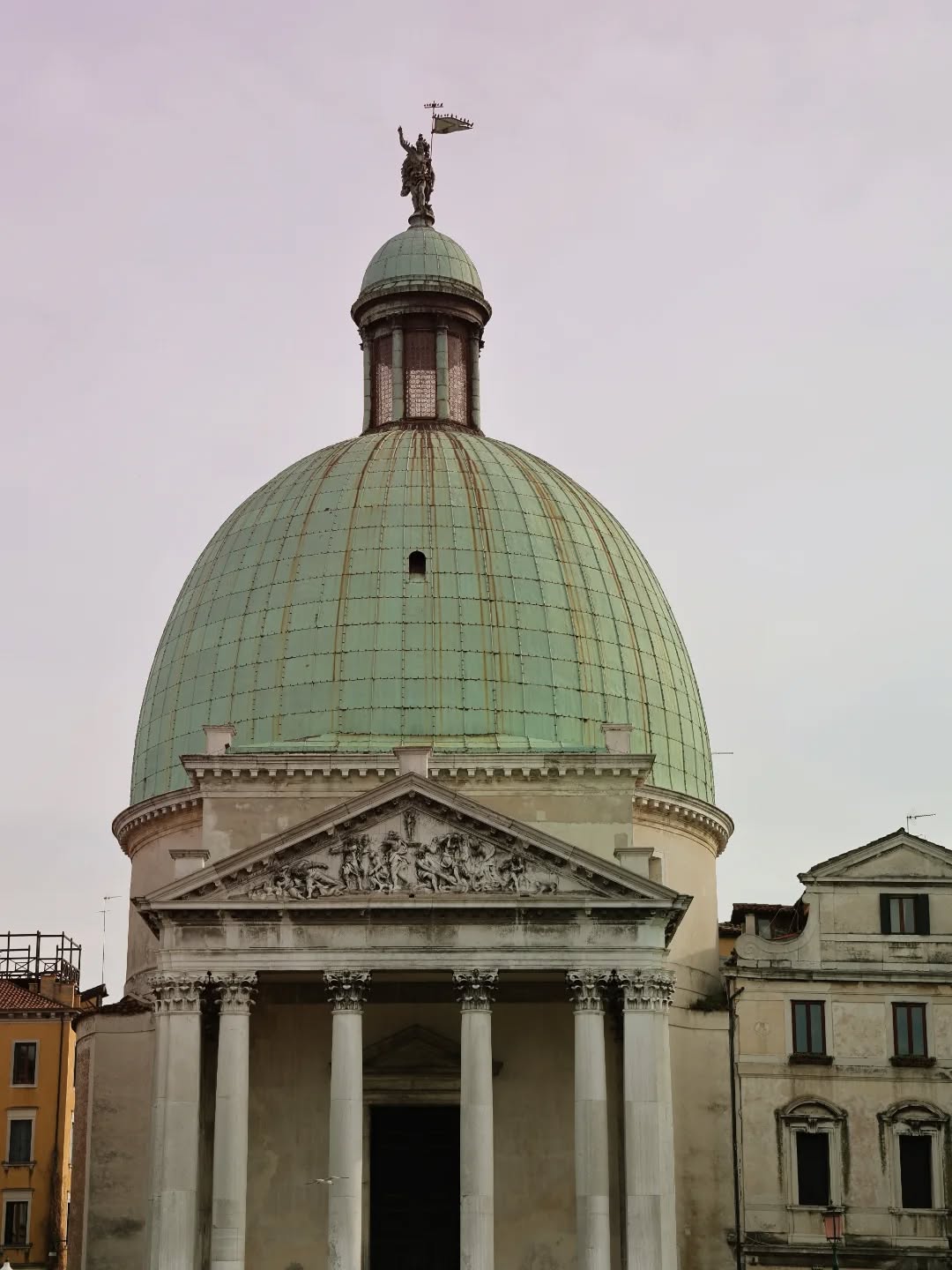 ✨ Benvenuti a Venezia, là dove la storia vi saluta per prima.
La Chiesa di San Simeon Piccolo, il celebre “cupolone” che domina l’ingresso della città, è molto più di un punto di riferimento: è un simbolo.
con la sua inconfondibile cupola verde, questa chiesa nasconde al suo interno una cripta antichissima, affrescata con scene del Giudizio Universale, della Passione e dell’Antico Testamento, uno dei tesori meno conosciuti ma più affascinanti di Venezia.
✨ Il nostro hotel si trova proprio qui, accanto a questo monumento iconico.
Un luogo dove, tra un riflesso del Canal Grande e un calice di vino, puoi vivere una pausa aperitivo immerso nell’arte, nella storia e nell’atmosfera autentica della città.
? Venezia ti accoglie così: con bellezza, sorpresa e un posto speciale tutto per te.
? Prenota la tua esperienza e vivi Venezia da dentro, non da spettatore.
✨ Welcome to Venice, where history greets you first.
The Church of San Simeon Piccolo, the iconic “big dome” that marks the city’s entrance, is far more than a landmark: it's a symbol.
With its unmistakable green dome, this church hides an ancient crypt decorated with frescoes of the Last Judgment, the Passion, and the Old Testament, one of Venice’s most fascinating and lesser-known treasures.
✨ Our hotel is right here, next to this iconic monument.
A place where, between the reflections of the Grand Canal and a glass of wine, you can enjoy an aperitivo wrapped in art, history, and the city’s most authentic atmosphere.
? This is how Venice welcomes you: with beauty, wonder, and a special place just for you.
? Book your stay and experience Venice from the inside, not as a spectator.